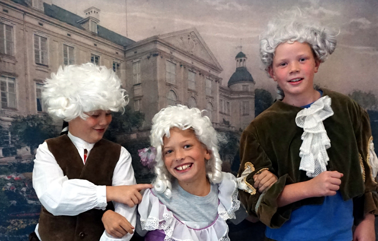 Foto: Kinder in historischen Kostümen