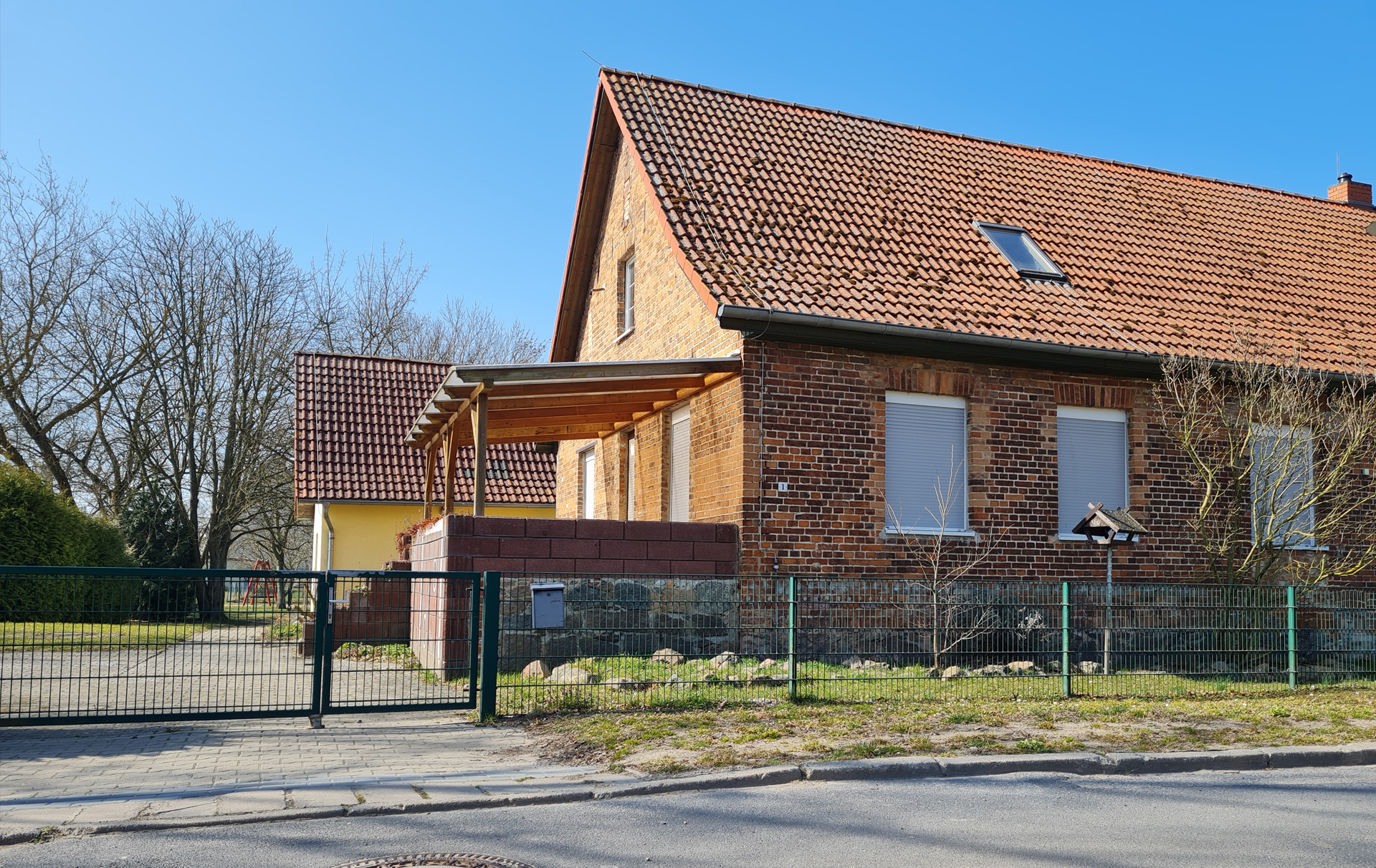 Foto: Blick auf das Grundstück mit eingeschossigem Gebäude