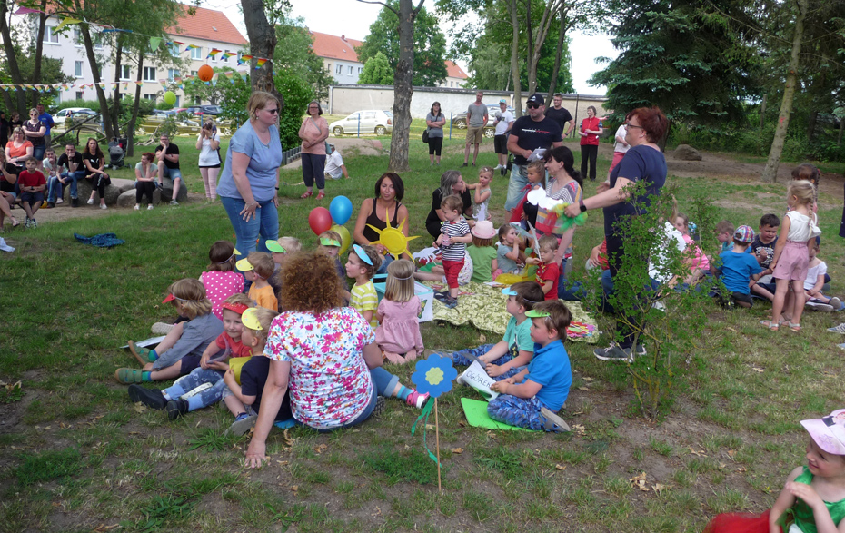 Foto: Kinder sitzen auf Decken