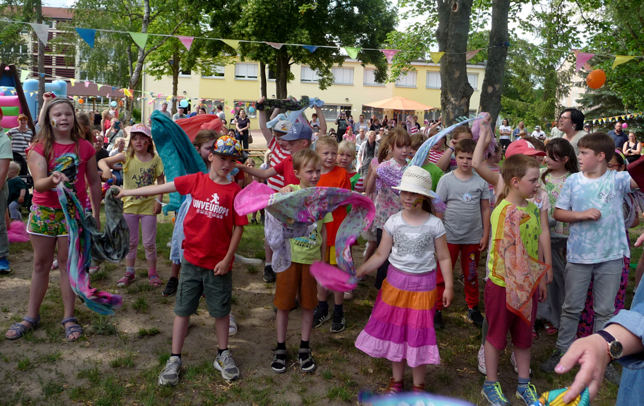 Foto: Kinder mit bunten Tüchern