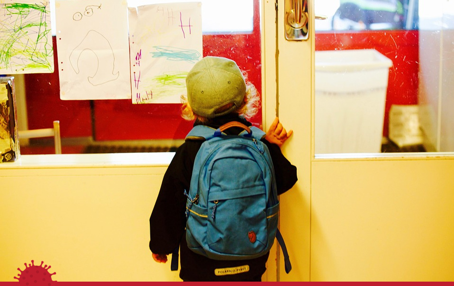 Foto: Kind vor verschlossener Tür