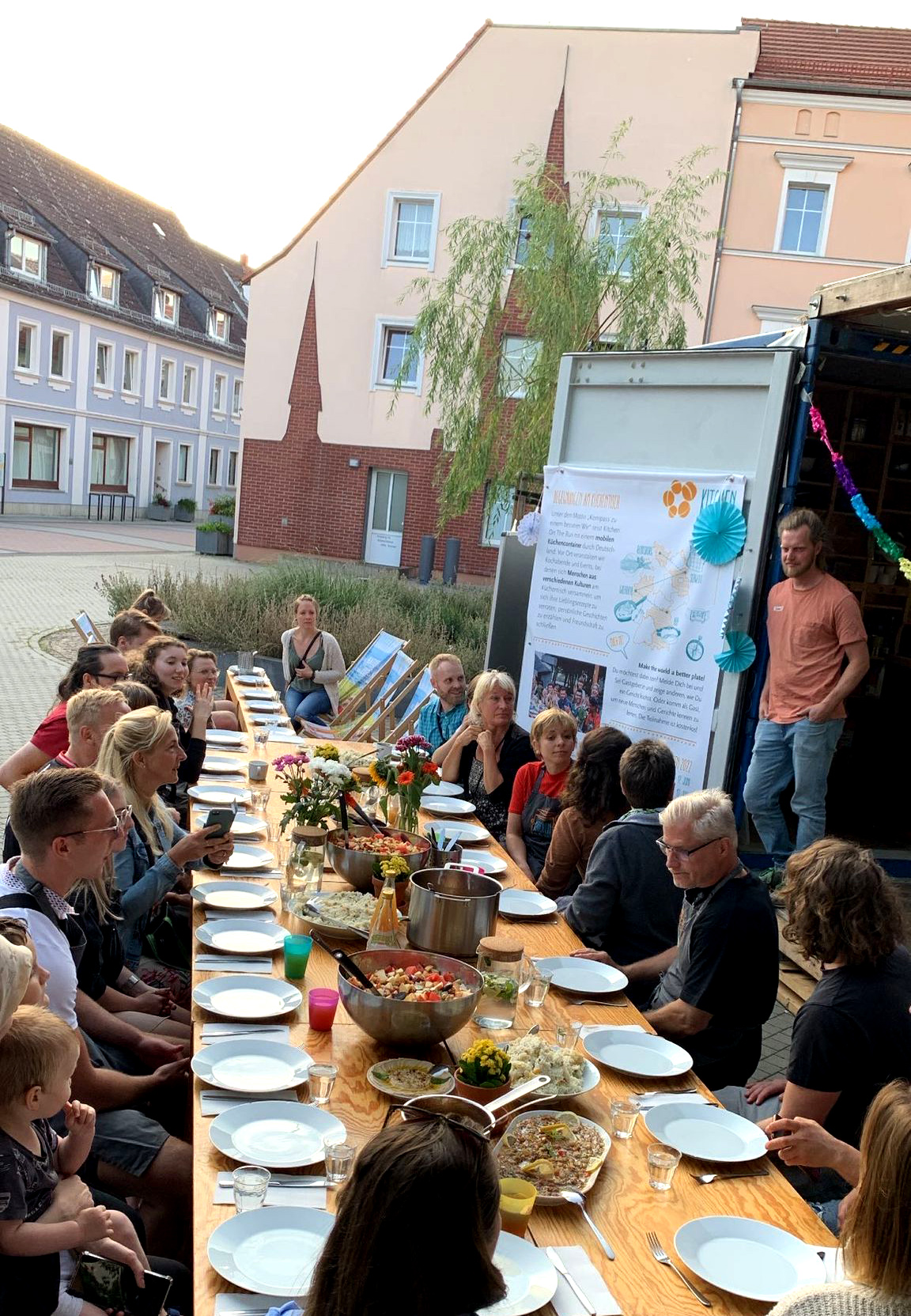 Essen am langen Tisch