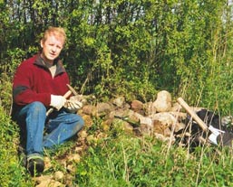 Foto: Klaus Schröter mit Werkzeug