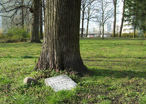 Foto: verbliebener Grabstein im Park