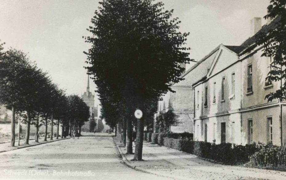 Straße mit Gebäude links