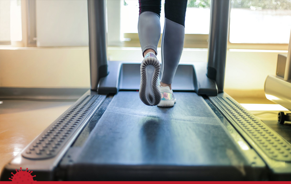 Foto: Laufband mit Beinen einer Läuferin