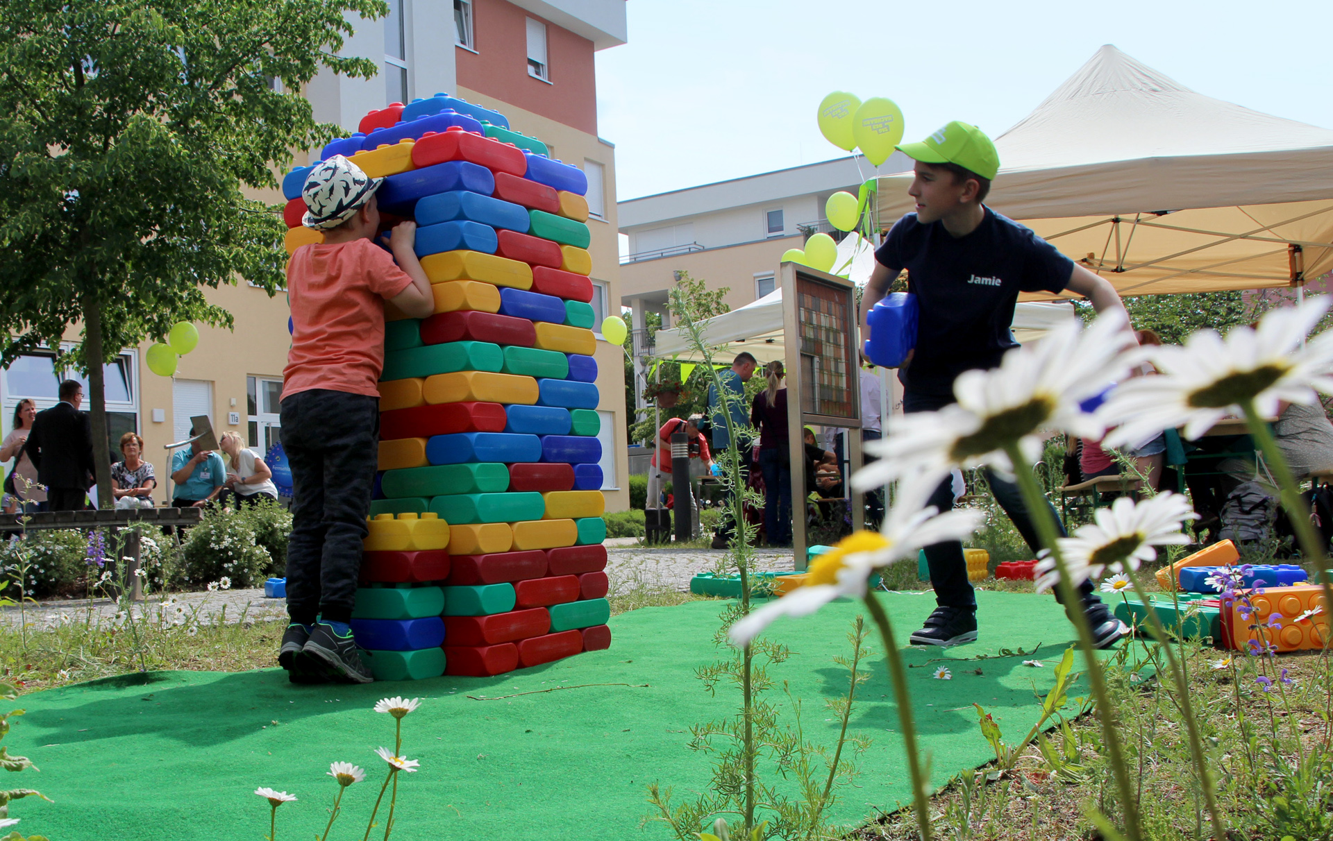 Foto: spielende Kinder mit großen Plastebausteinen