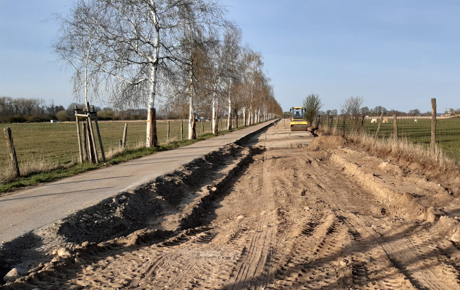 Foto: Straßenbaustelle mit Baufahrzeug