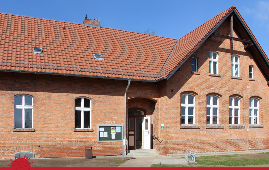 Foto: offene Tür beim Gemeindehaus Heinersdorf