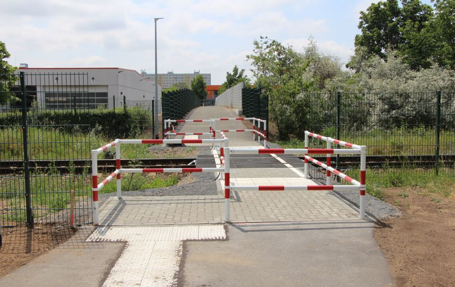 Foto: ebenerdiger Übergang mit Umlaufgittern