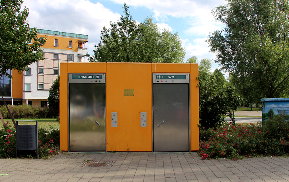 Foto: gelbes Gebäude mit Edelstahltüren