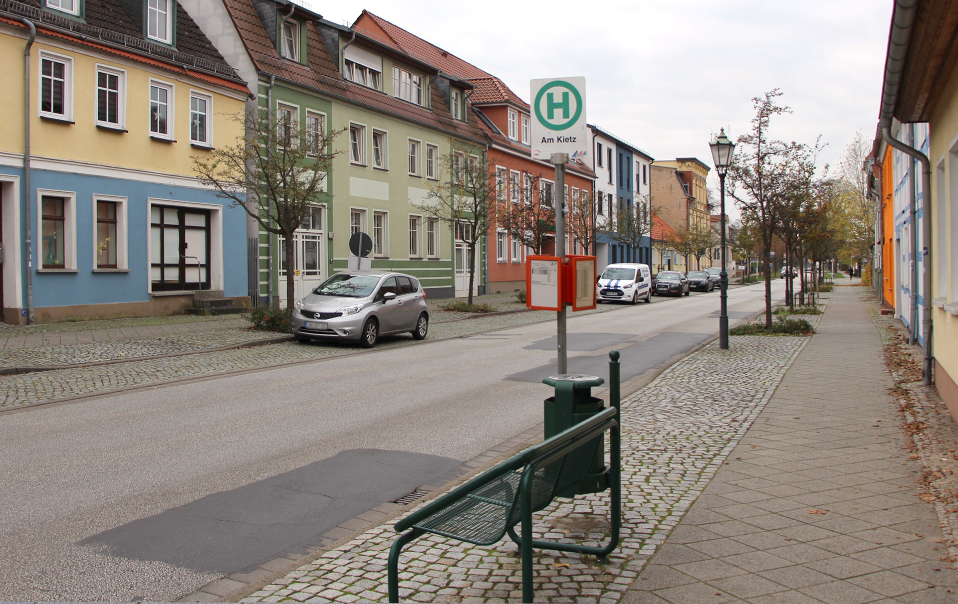 Foto: Straße mit ausgebesserten Stellen