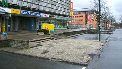 Foto: Gehweg vor dem Kaufhaus