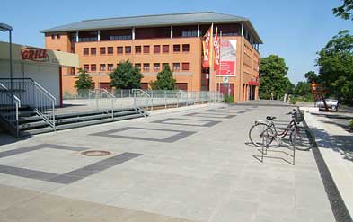 Foto: Gehweg zwischen Centrum Kaufhaus und Stadtsparkasse