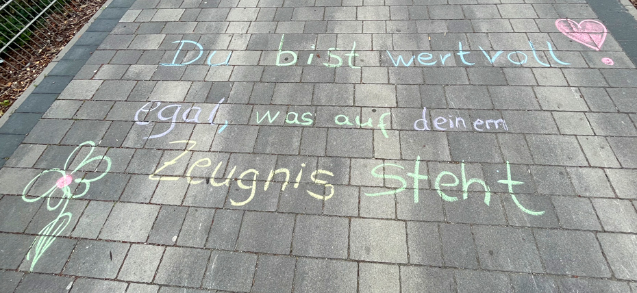 Foto: Kreideschrift auf dem Weg: Du bist wertvoll! egal, was auf deinem Zeugnis steht