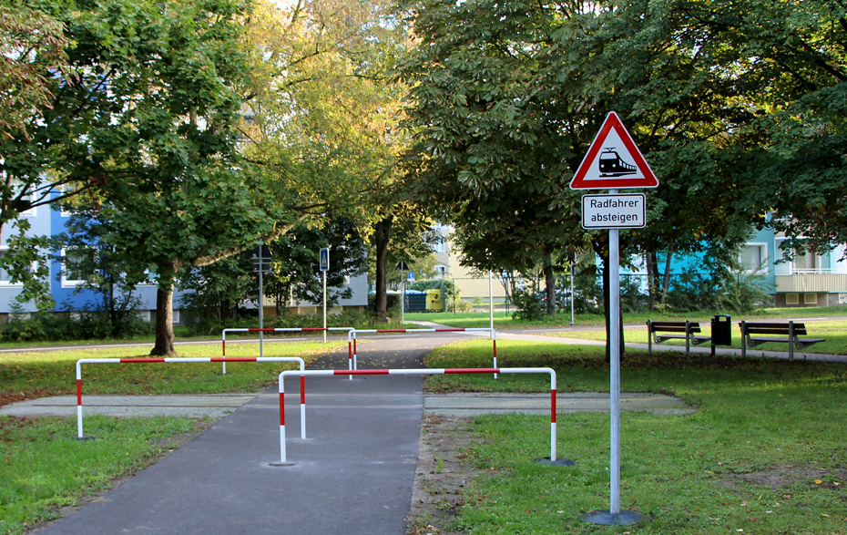 Foto: Weg mit rot-weiß gestrichenen Umläufen und Verkehrsschild