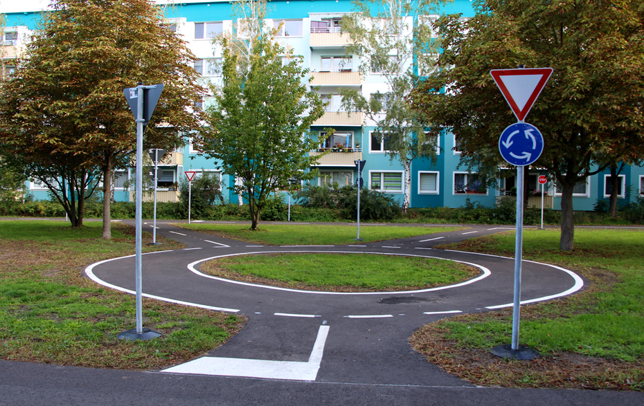 Foto: Kreisverkehr mit Verkehrsschildern