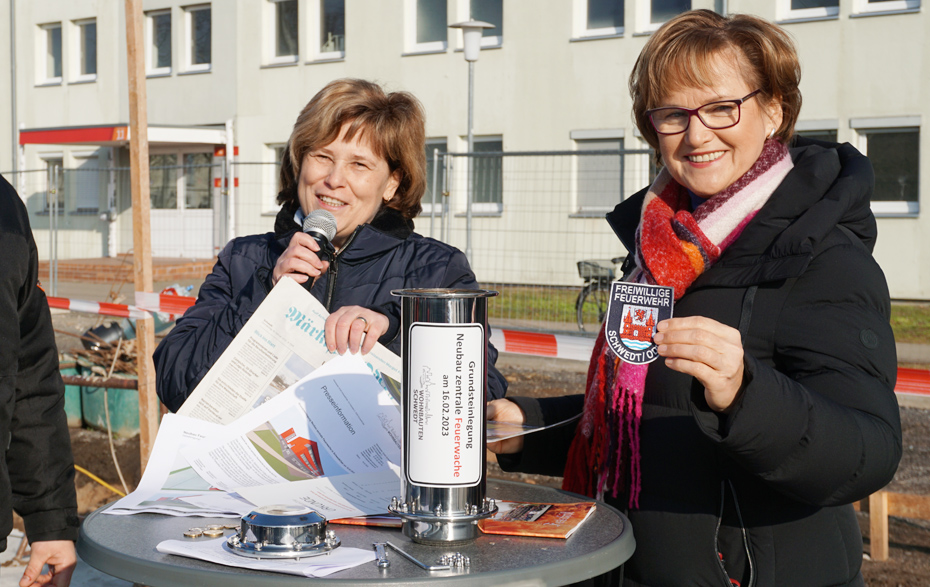 Foto: zwei Frauen am Tisch mit der Zeitkapsel