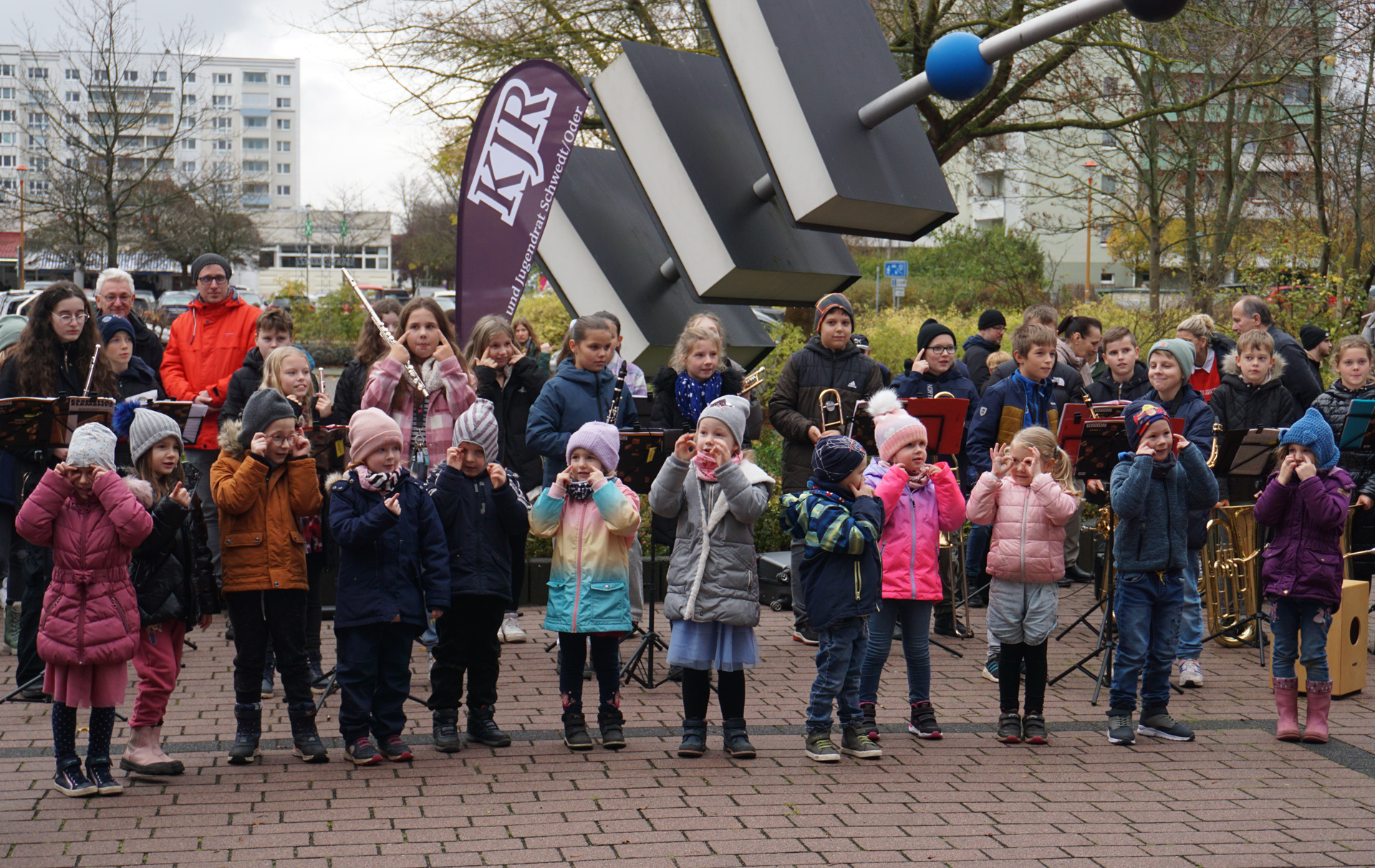 Foto: Kinder singen und spielen