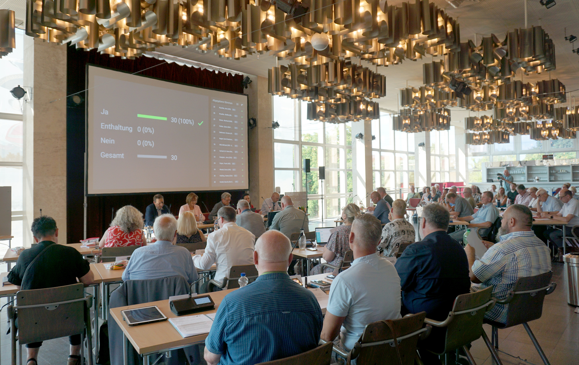 Foto: Stadtverordnete und Präsidium im Foyer