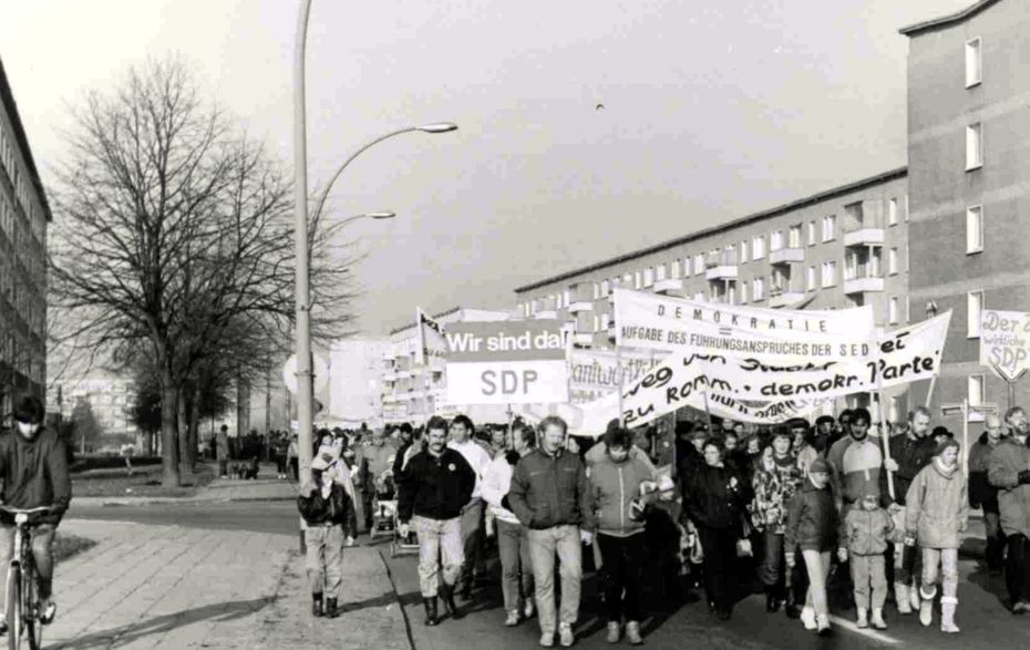 Menschen mit Transparenten auf der Straße