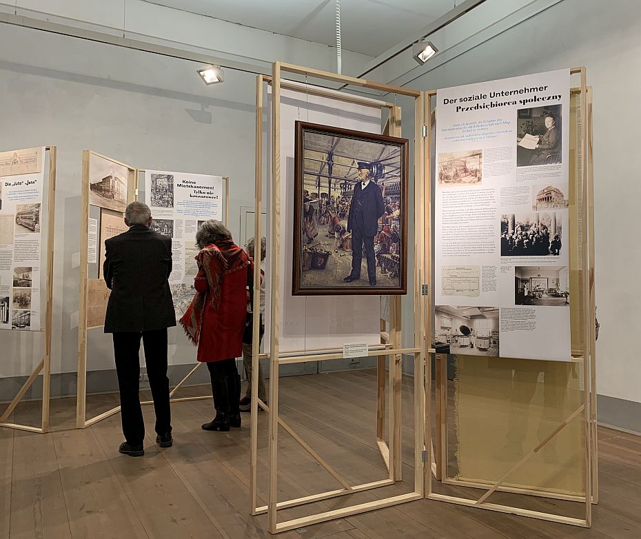 Menschen besichtigen Ausstellungstafeln