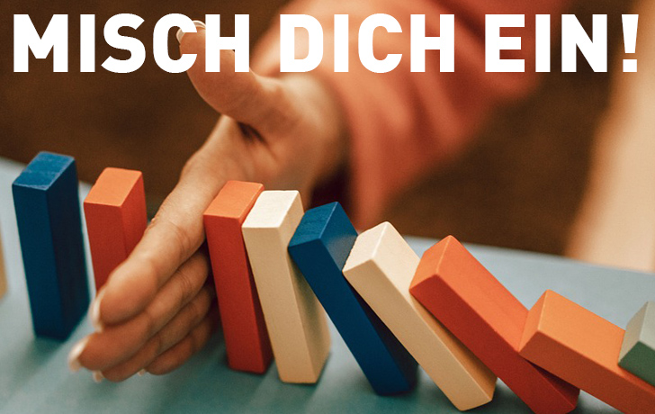 Foto: Motto auf einem Foto, das eine Hand zwischen Dominosteinen zeigt