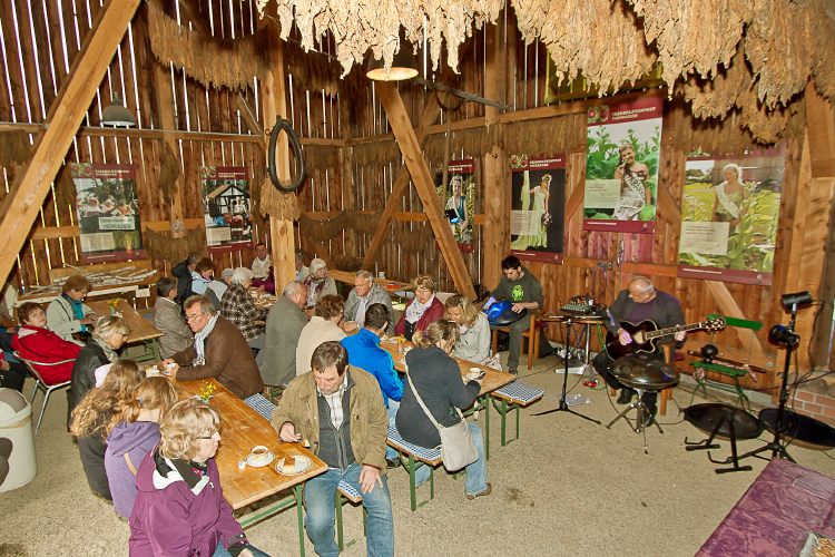 Foto: Besucher in der Scheune des Tabakmuseums