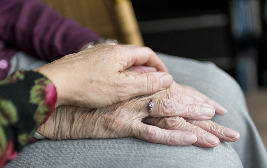 Foto: Hand auf Händepaar