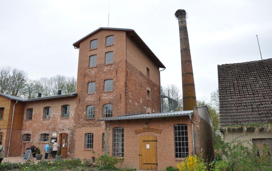 Backsteingebäude mit Schornstein