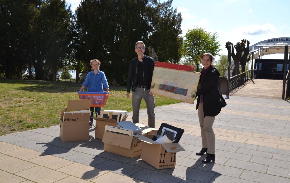 Drei Personen stehen vor der Freiluftbühne in Schwedt.