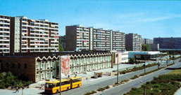 Foto: Blick auf eine breite Straße mit Neubauten