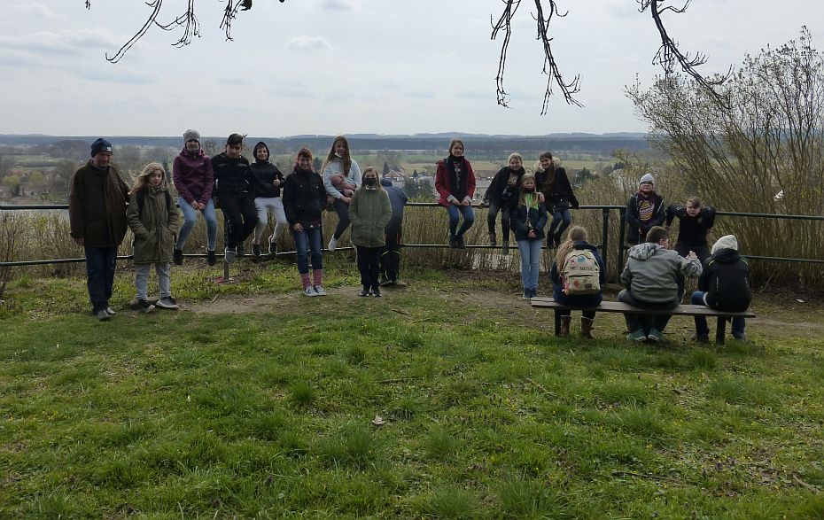 Foto: Jugendliche auf einem Aussichtspunkt mit Blick auf das untere Odertal.