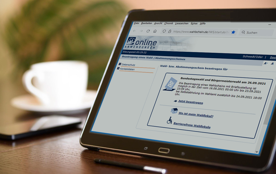 Foto: Tablet mit der Internetseite zur Wahlscheinbeantragung
