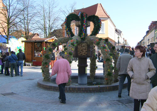 Foto: Die Osterkrone auf dem Ostermarkt 2005