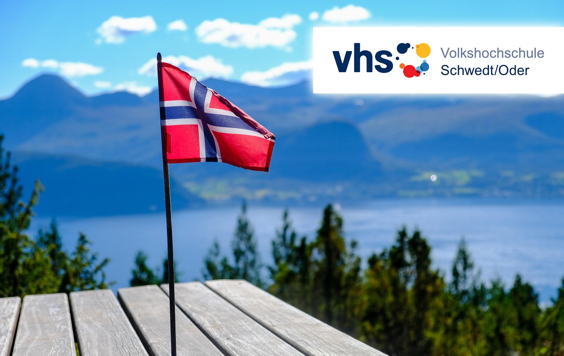 Foto: norwegische Flagge vor einer Landschaft Foto: norwegische Flagge vor einer Landschaft