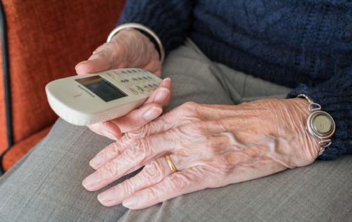 Foto: Hand ältere Frau mit Telefon