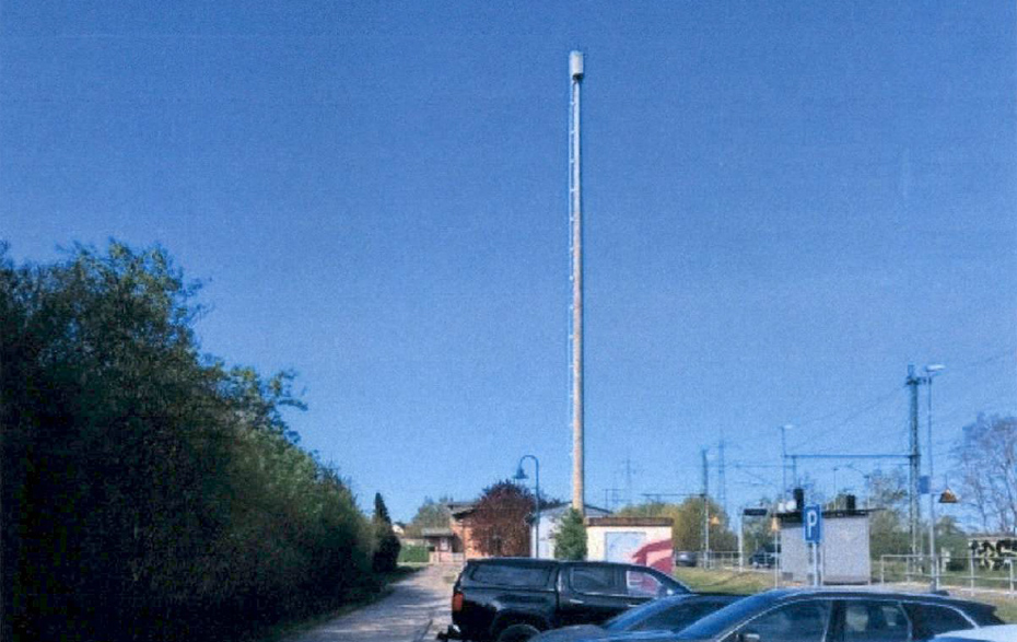 Foto: Funkmast und Parkplatz davor Foto: Funkmast und Parkplatz davor