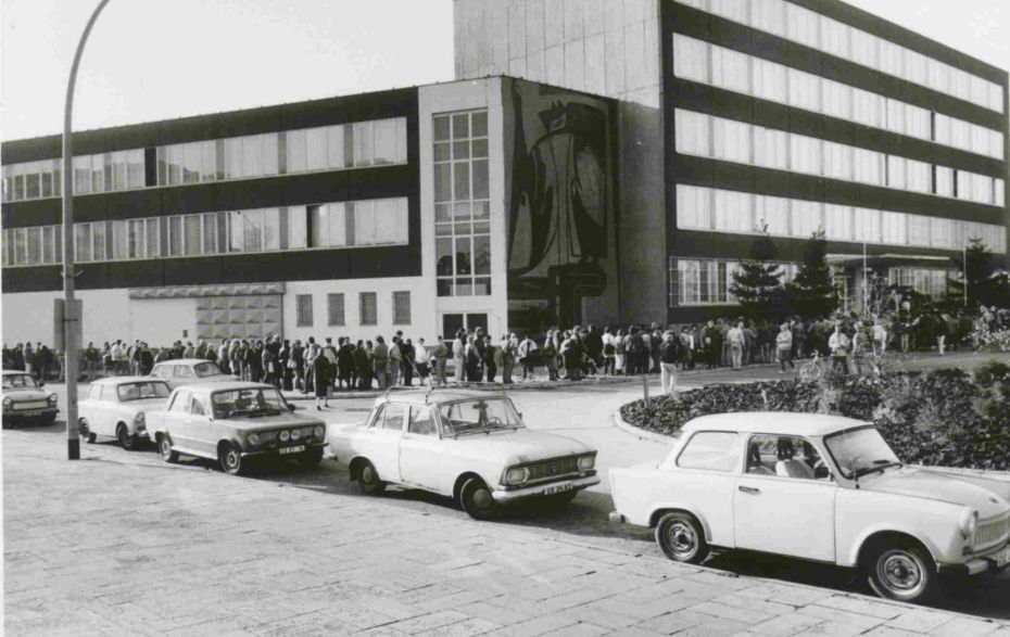 Menschenschlange vor der Polizei in Schwedt