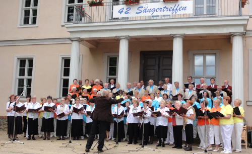 Foto: Chöre vor dem Criewener Schloss