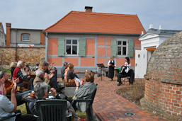 Foto: Garten mit Besuchern vor dem Synagogendienerhaus