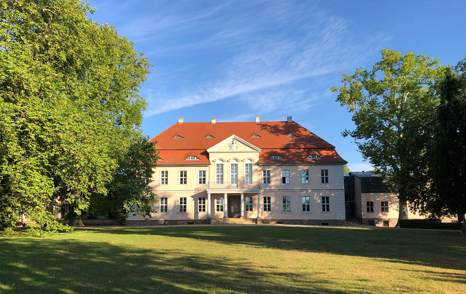 Foto: Schloss Criewen mit Wiese davor