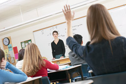 Foto: Klassenraum mit Schülern und Lehrerin