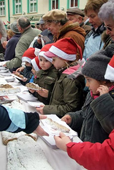 Foto: Kinder und Senioren erhalten Stollen