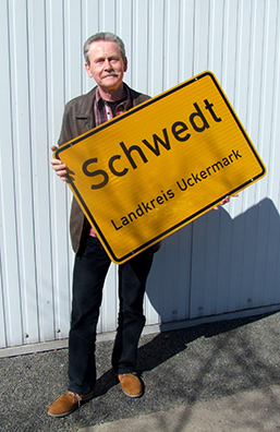 Foto: Bernd Fetchenheuer mit Ortsschild