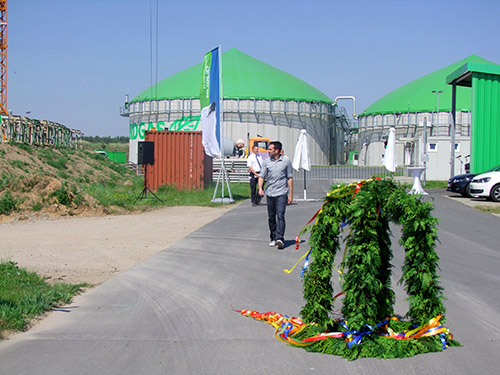 Foto: Richtkrone auf der Straße am Anlageneingang