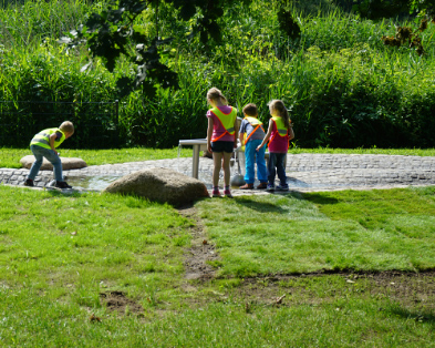 Foto: Wasserspielanlage mit Rollrasen