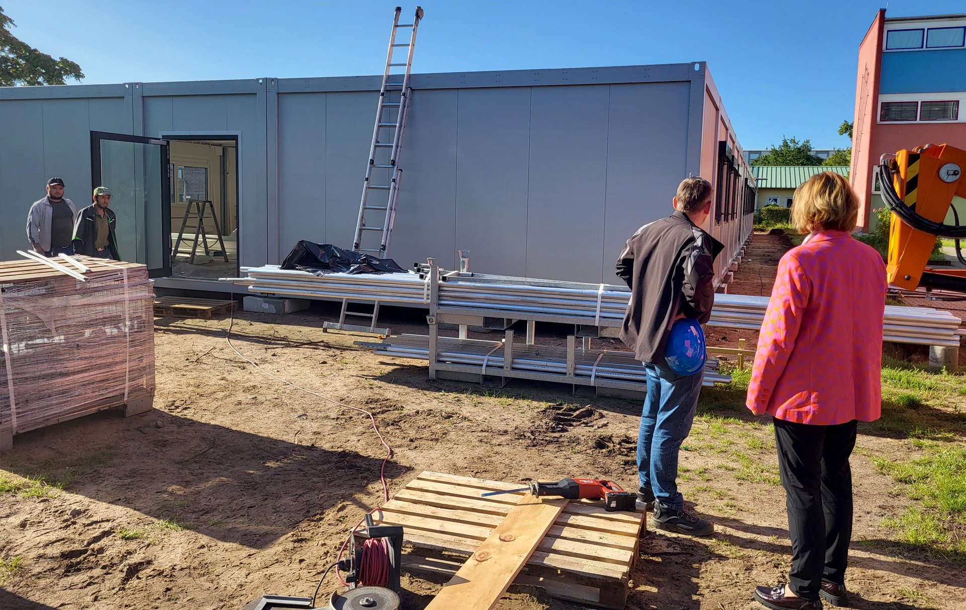 Foto: Erweiterungsbau neben dem Schulgebäude Foto: Erweiterungsbau neben dem Schulgebäude