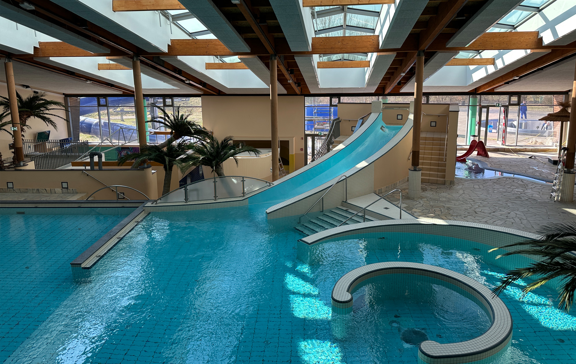 Foto: gefülltes Schwimmbecken Foto: gefülltes Schwimmbecken