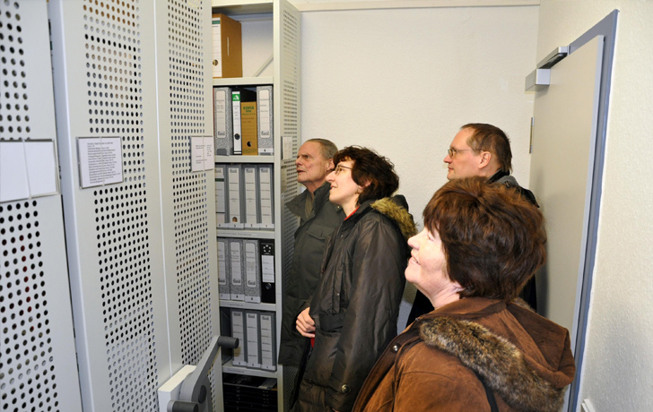 Foto: 4 Besucher bei der Archivführung